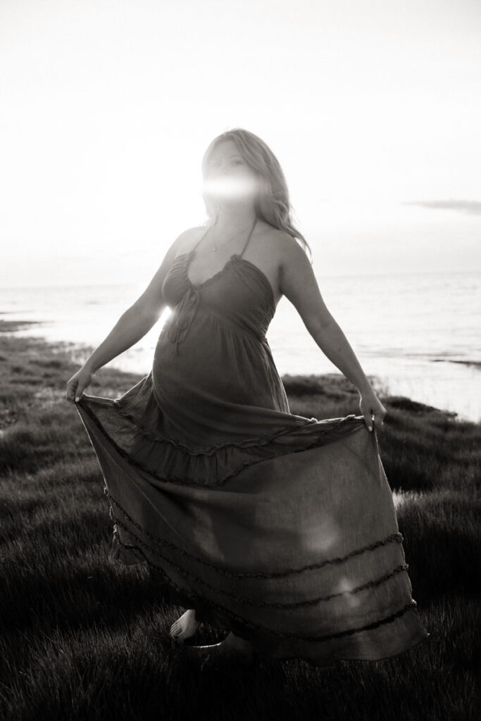 Brewster maternity photography B&W photo of a woman on a grassy beach